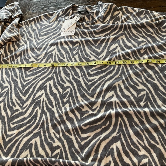 Wonderly Gray and White Crew Neck Sweater with Animal Print - Picture 5 of 9